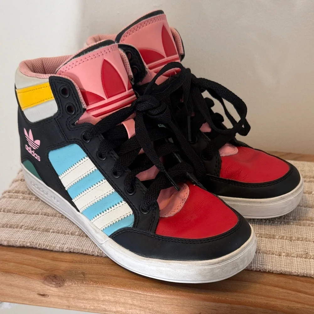 Adidas Originals Hard Court High J sneakers in a multicolor colorway Size 4youth